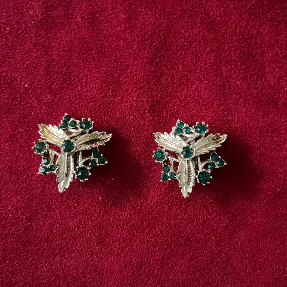 🎄Christmas In July🎄Vintage “Christmas Holly” Gold-Tone Clip Earrings Emerald